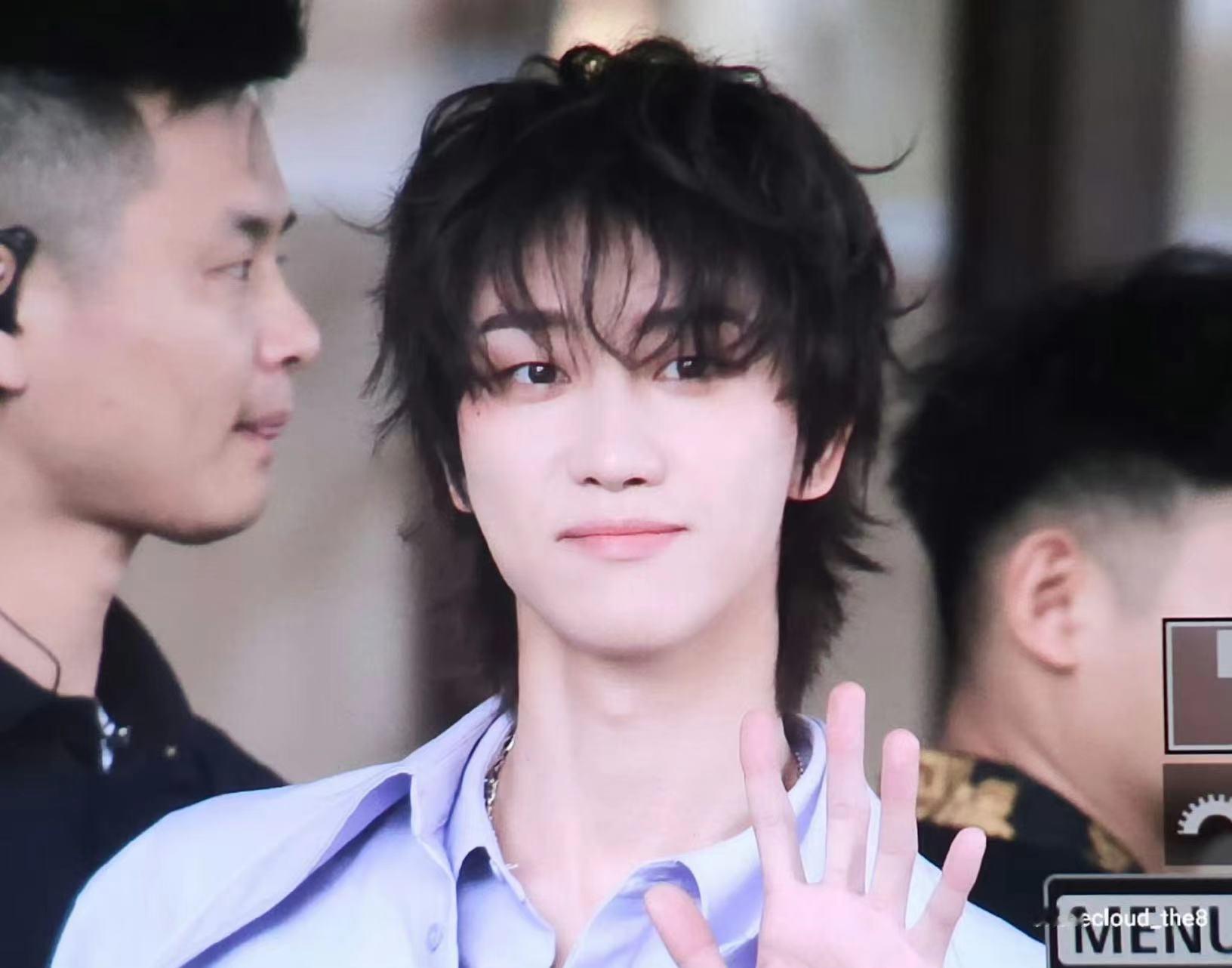 #徐明浩穿紫很有韵味##徐明浩紫衣卷毛#徐明浩紫衣卷毛，哇哦 ​​​