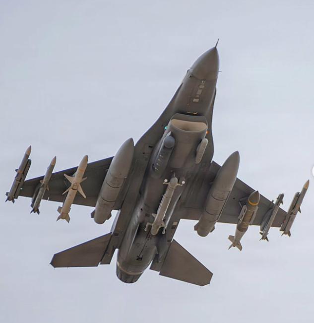 F-16CM蝰蛇：3枚AMRAAM导弹，1枚响尾蛇导弹，1枚GBU-31炸弹，1