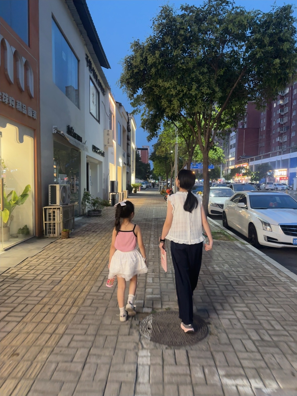姐姐回来了 变瘦了 长高了 现在都跟我一样高了 估计年底再回来就超过我了