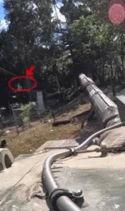 昨天看到个超刺激视频，柬埔寨狙击手跟泰国VT - 4坦克对狙。只见坦克炮管先挨一