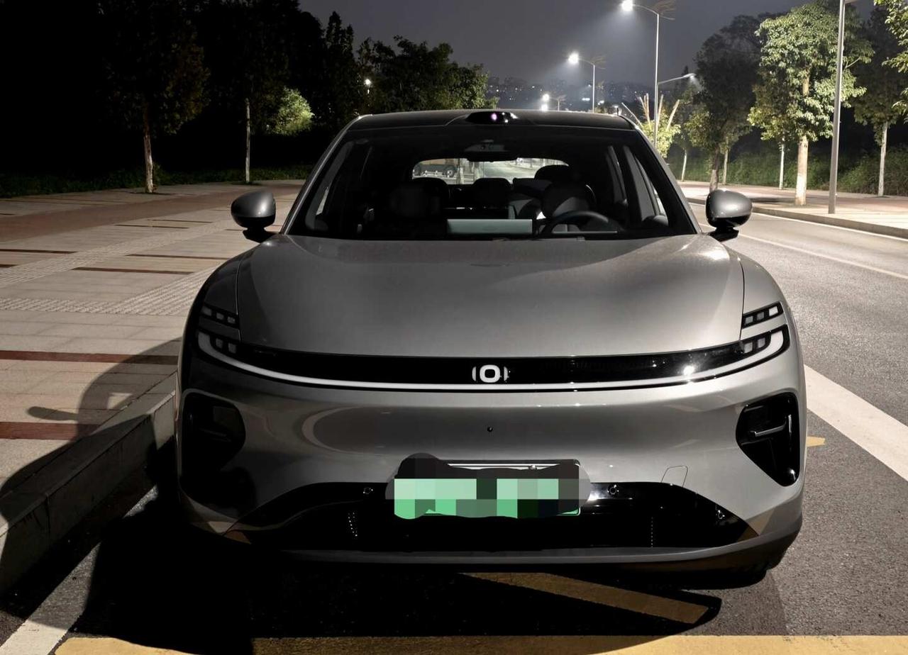灰车，取名"麻薯"
10月14日提的车，坐标重庆，700智享型，天际灰。记录一下
