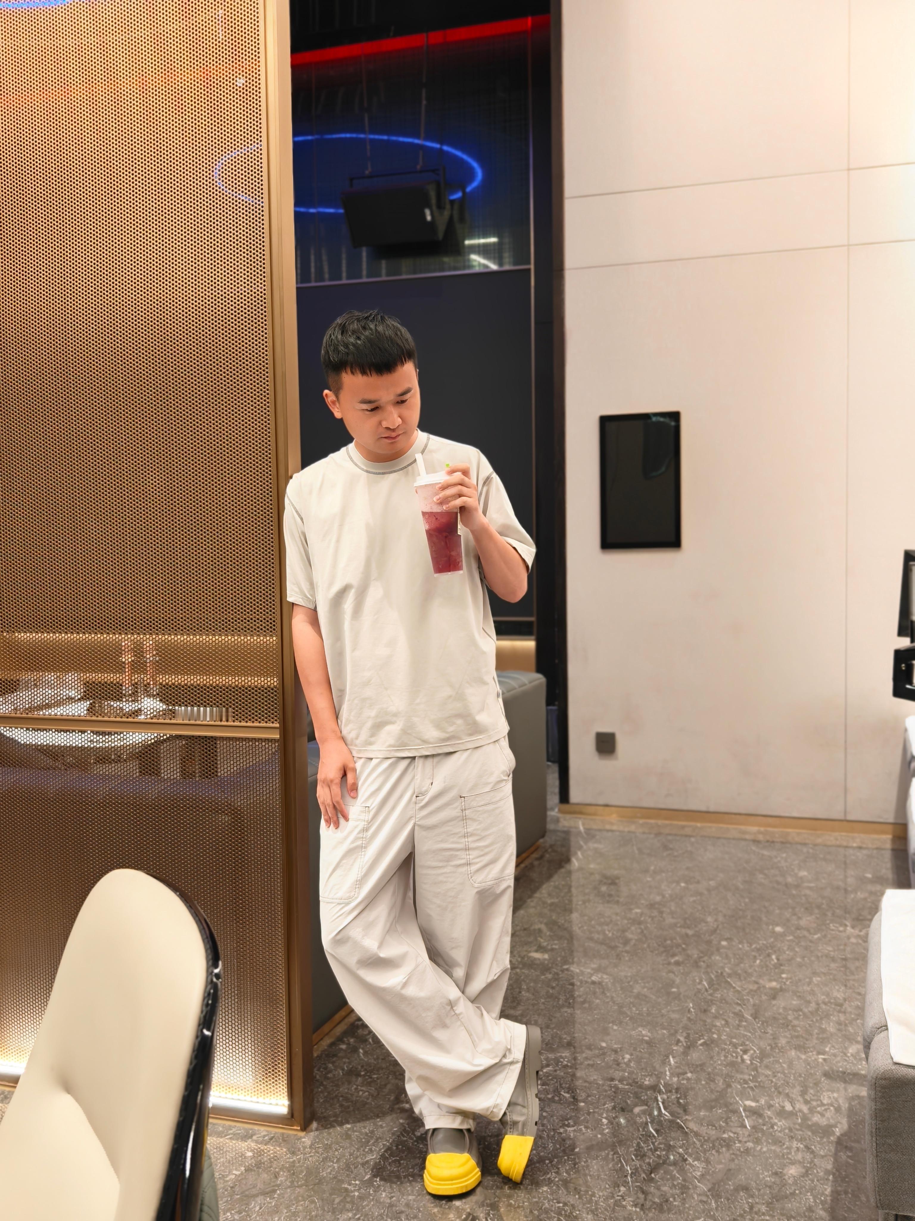 今晚老李很奇怪，见到我就问我最近想不想天台，想不想回罗湖看看，在家里喝点酒🤔 