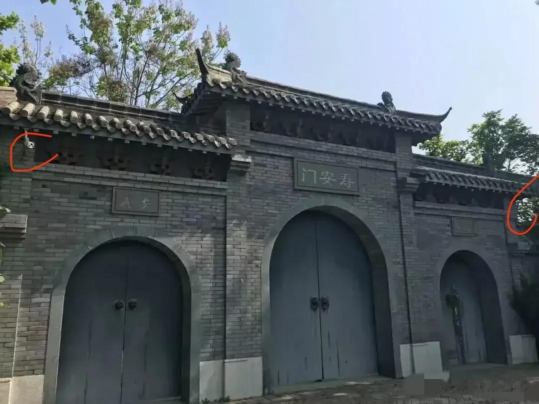 没想到，许家印的老家祖坟这么豪。

非常突兀啊，周边都是坑坑洼洼的黄土，以及农家