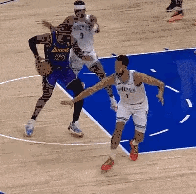 说詹姆斯没技术这一点，我是不认的，不然的话，早被NBA淘汰了！
  詹姆斯的运球
