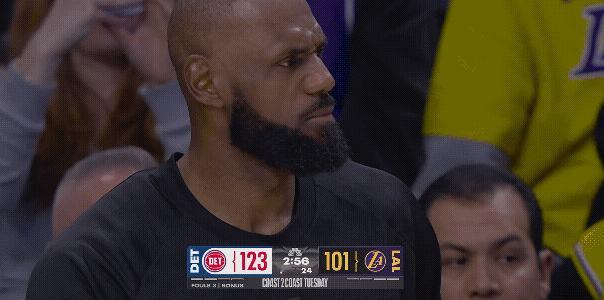 詹姆斯如今成了湖人队场边教练了，今天湖人主场惨败詹姆斯，解说员调侃詹姆斯是不是今