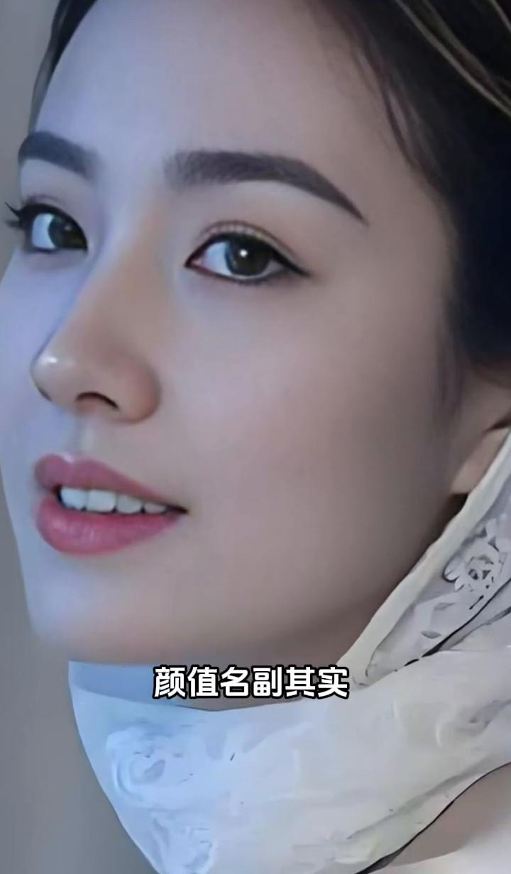 不愧是享誉亚洲的绝色美人，颜值名副其实，五官配比十分完美。眼眸波光灵动，眉形干净
