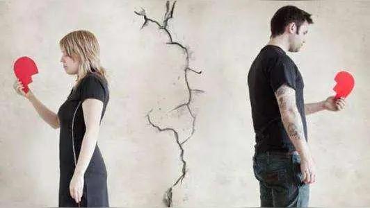 李阿姨今年快六十了，平时过得平静又安稳。丈夫张大哥也算老实人，几十年如一日地在工