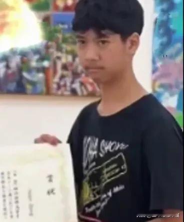 近日，郑钧15岁儿子正脸照曝光，被网友质疑长的和小时候差距太大了，又黑又瘦，头发