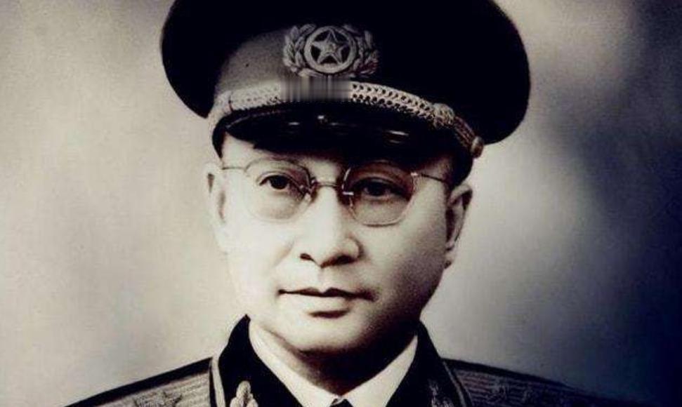 1955年授衔仪式结束后，陈赓为何急忙让秘书给自己和妻子颖超在西花厅留下珍贵合影