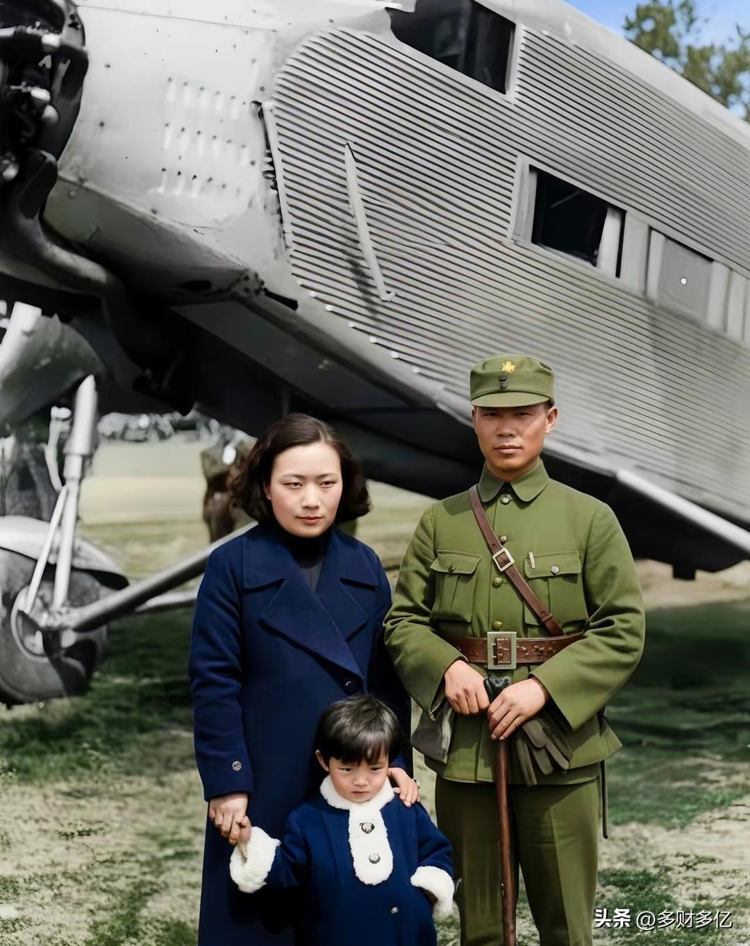 1942年罕见全家福！乱世重庆的温情瞬间，藏着一代名将的家国两难
 
1942年