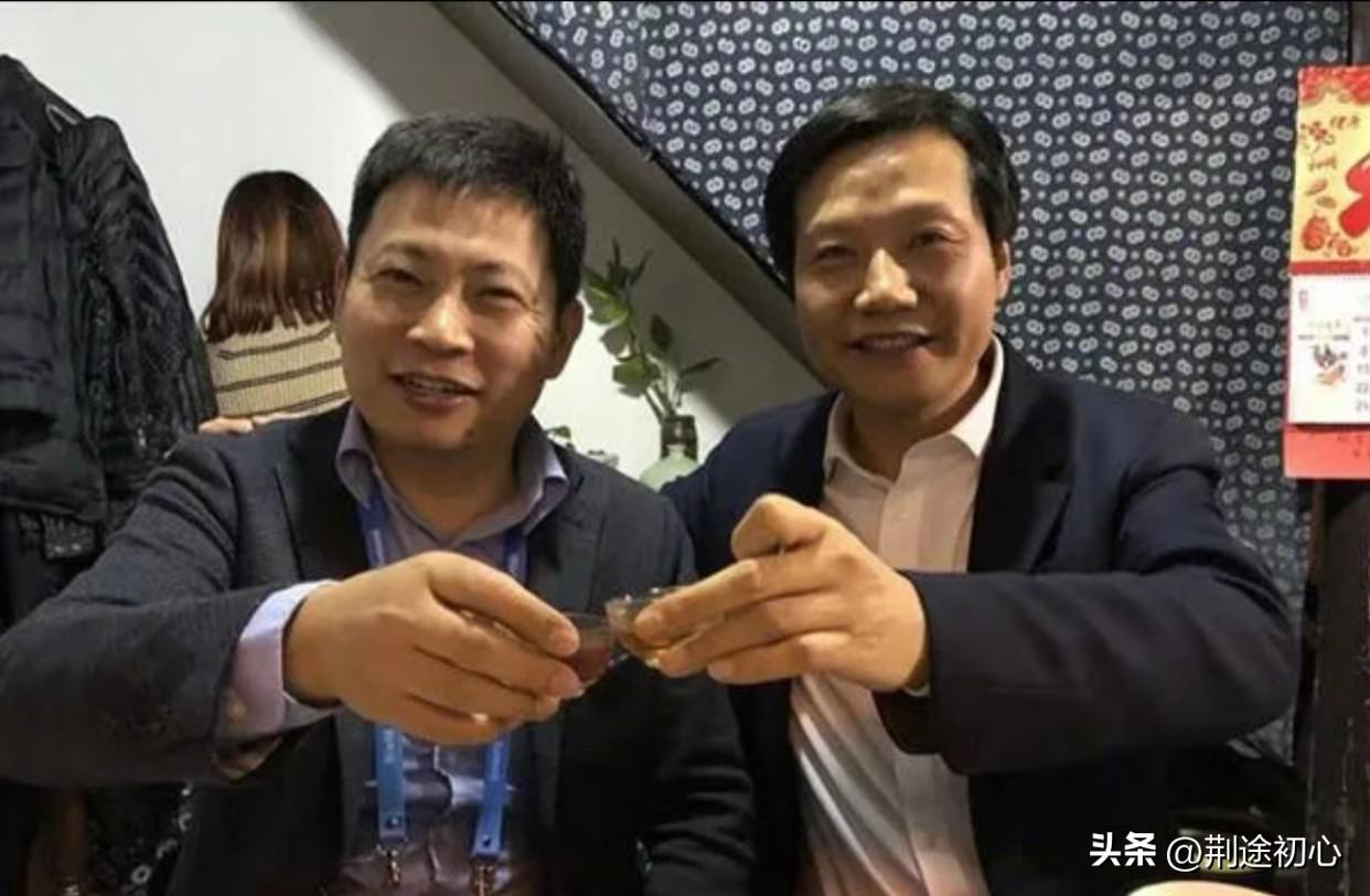 大嘴：呜呜！雷哥救我呀！
雷军：大嘴老弟你这是咋的啦？
大嘴：我被一个玩具了坑了