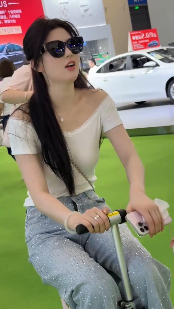 在这思念什么？每日每夜是随风飘走的落叶，还是被它吹散的蒲公英飞远了，再也不见。