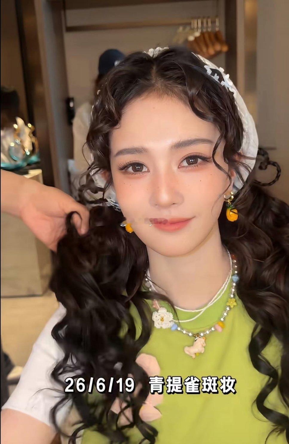 白鹿的颜值放在普通人里可能还算出众 但放在娱乐圈是真的普 