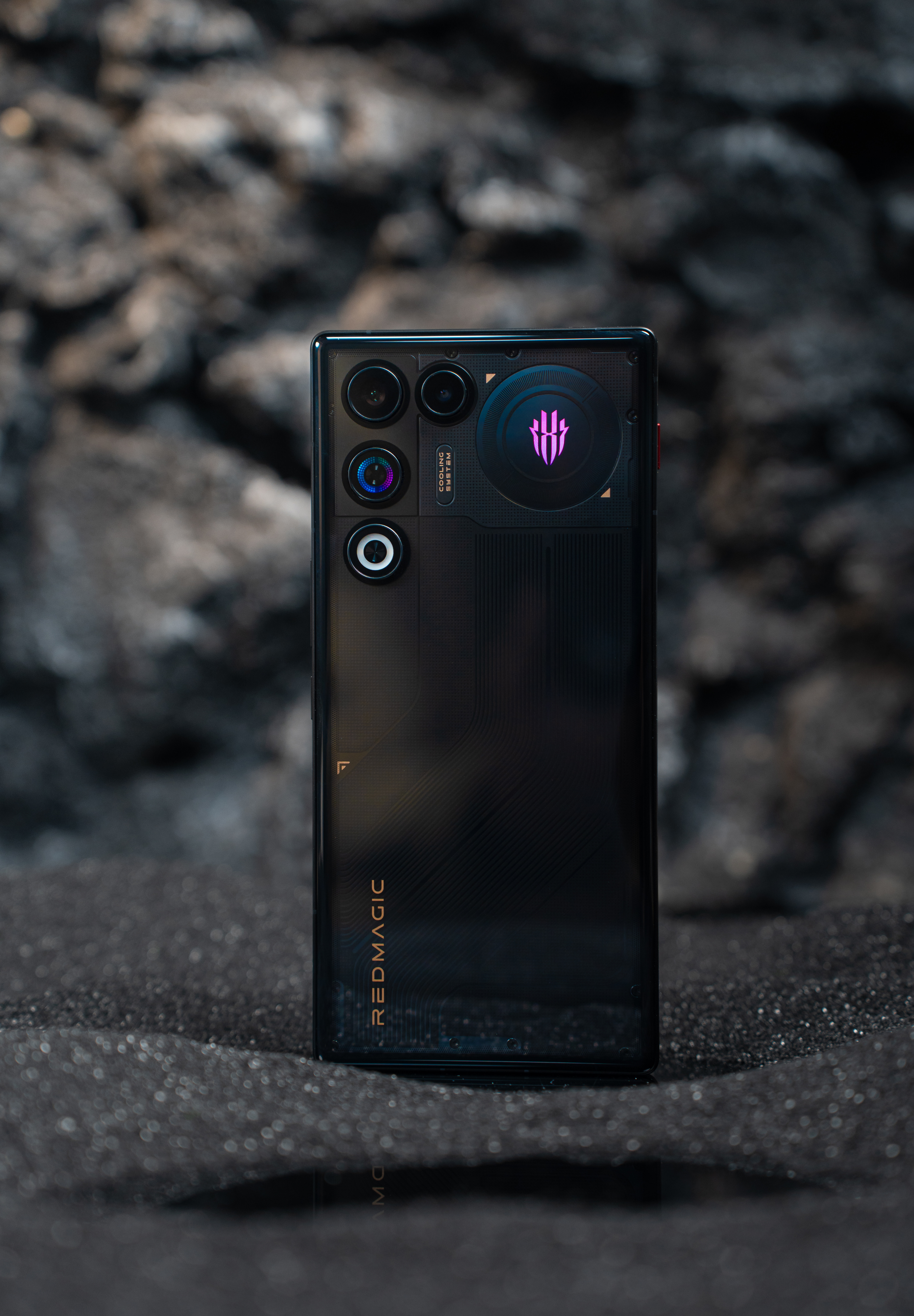 专业玩家选红魔红魔 11Air「量子黑」图赏：黑武士，降临！标志性的透明设计全面