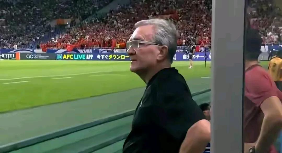 国足主教练伊万科维奇五大败笔导致国足失利印尼。
1.选择人员违背足球规律，后卫线