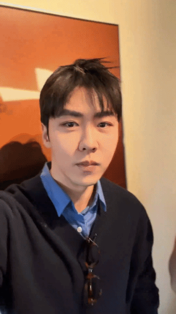 光线不对，辛芷蕾老了十几岁的感觉，顶光真的是多美的女明星也扛不住，辛芷蕾在顶光下