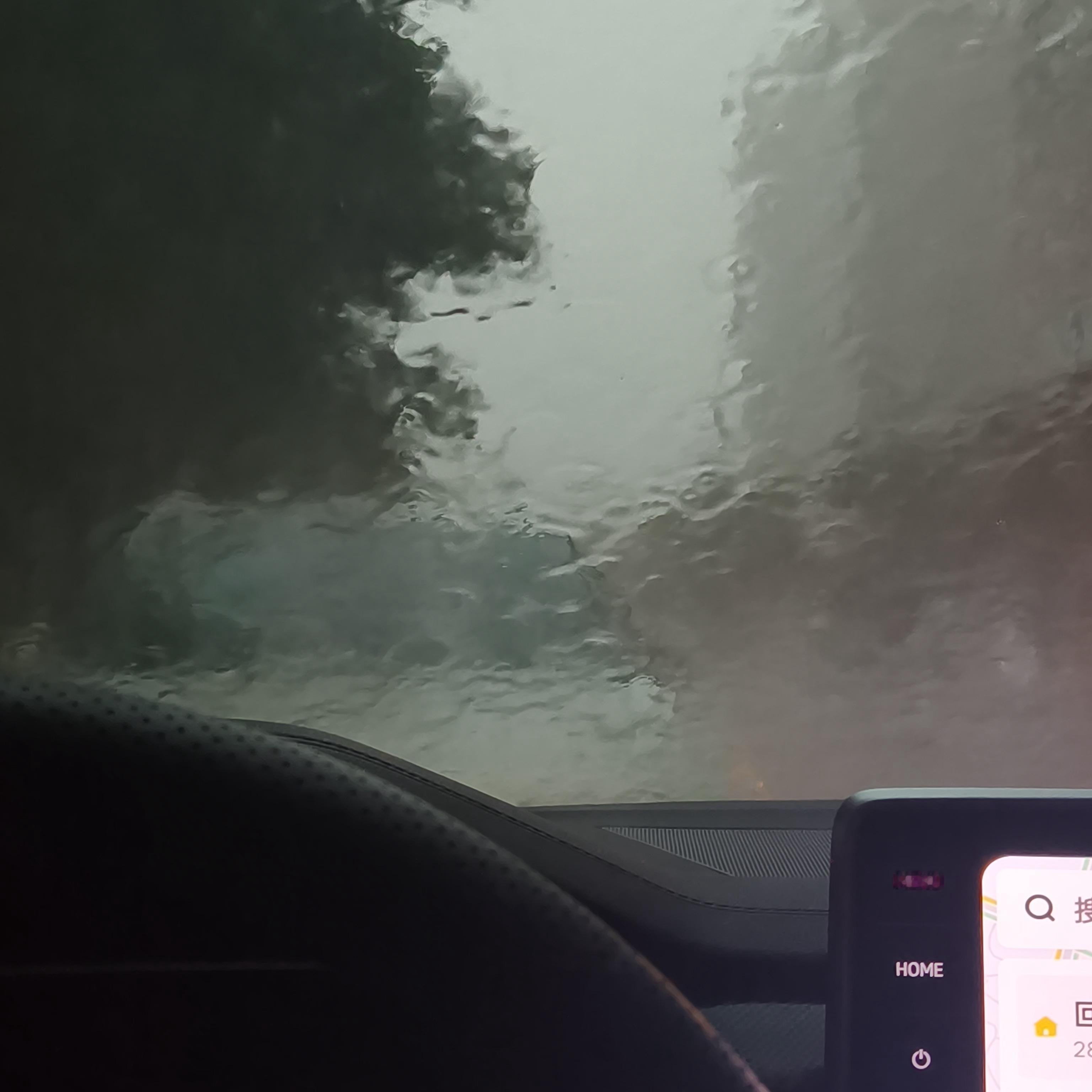 游泳出来下这么大雨🌧️等雨停…… 