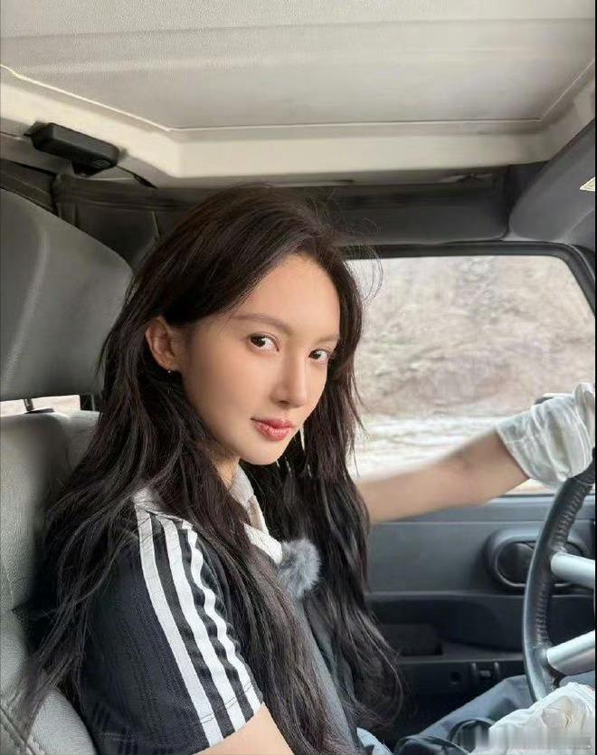 狗仔爆料【金晨疑似涉嫌交通肇事逃逸】金晨曾经参加过赛车的综艺节目，在节目中她玩转