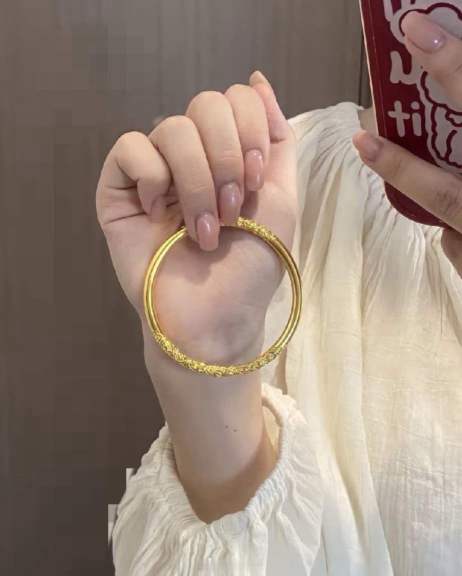 这下好了，金价彻底跌疯了，6月3日侄女订婚，在水贝买了一只40克金镯子，4588