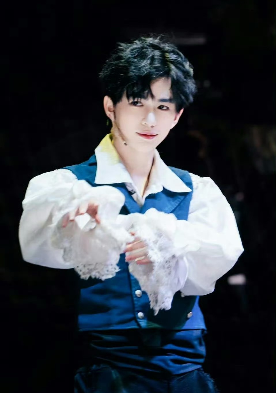 音乐剧上新男大了音乐剧演员魏忠杰在声鸣远扬 的舞台上，带来一首《她真漂亮》。好新