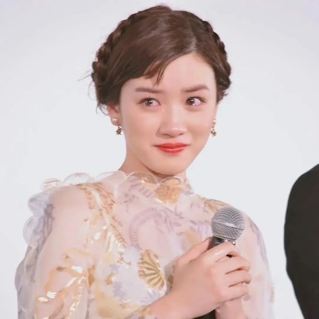 Prada真的是运气不行，新增日区代言人永野芽郁不伦恋。美女怎么又爱愁男，男的我