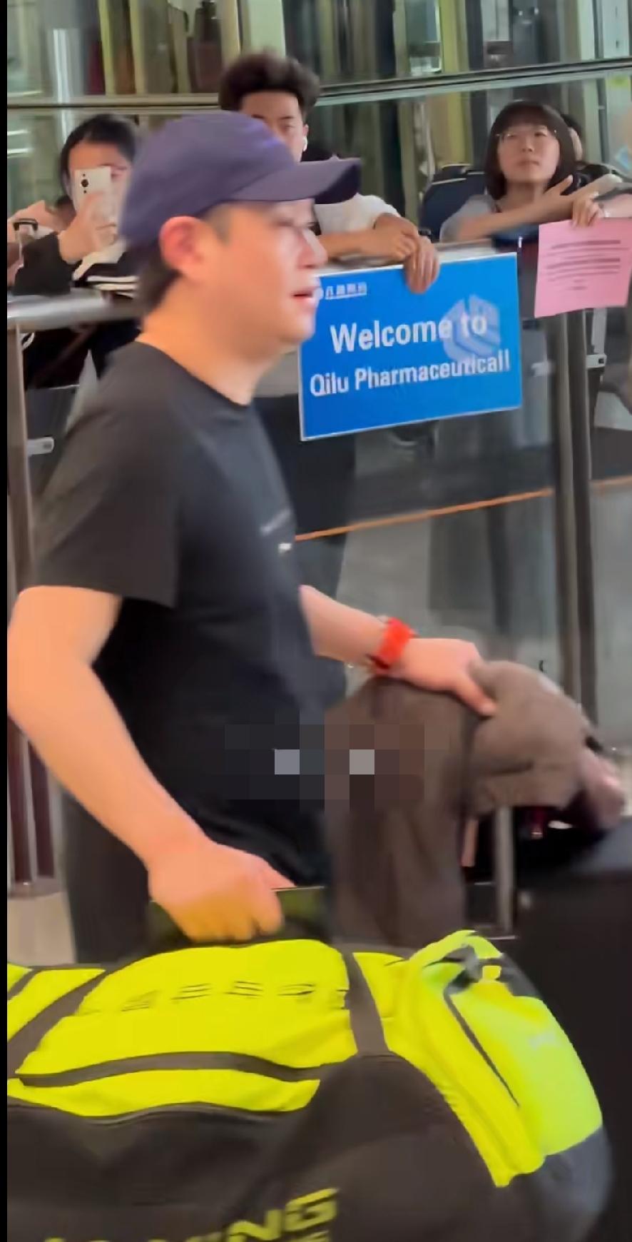 国乒凯旋！刷到机场接机的热闹，太暖啦！
 
刷视频刷到国乒大队安全落地北京啦！隔