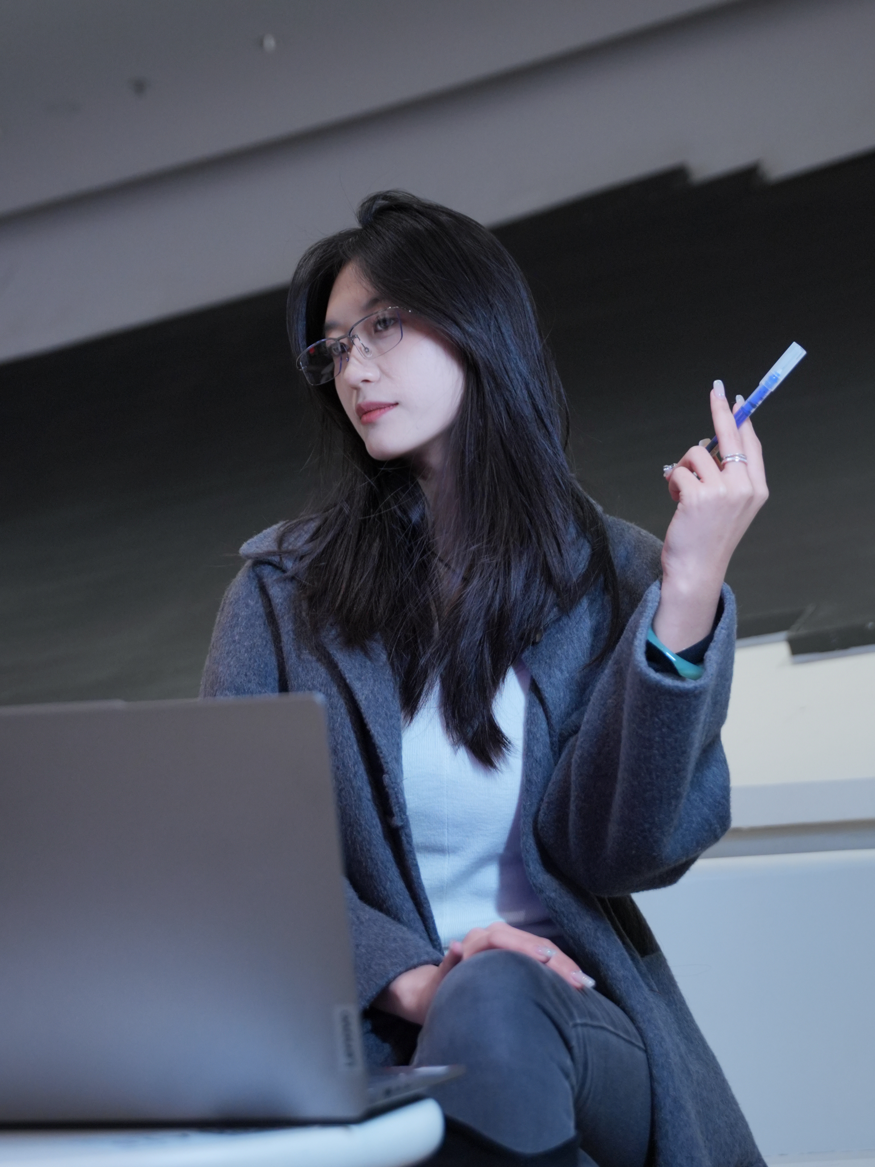 眼镜这种设备很难与艺术品关联在一起，但是我看到界环AI音频眼镜特别版的时候，还真