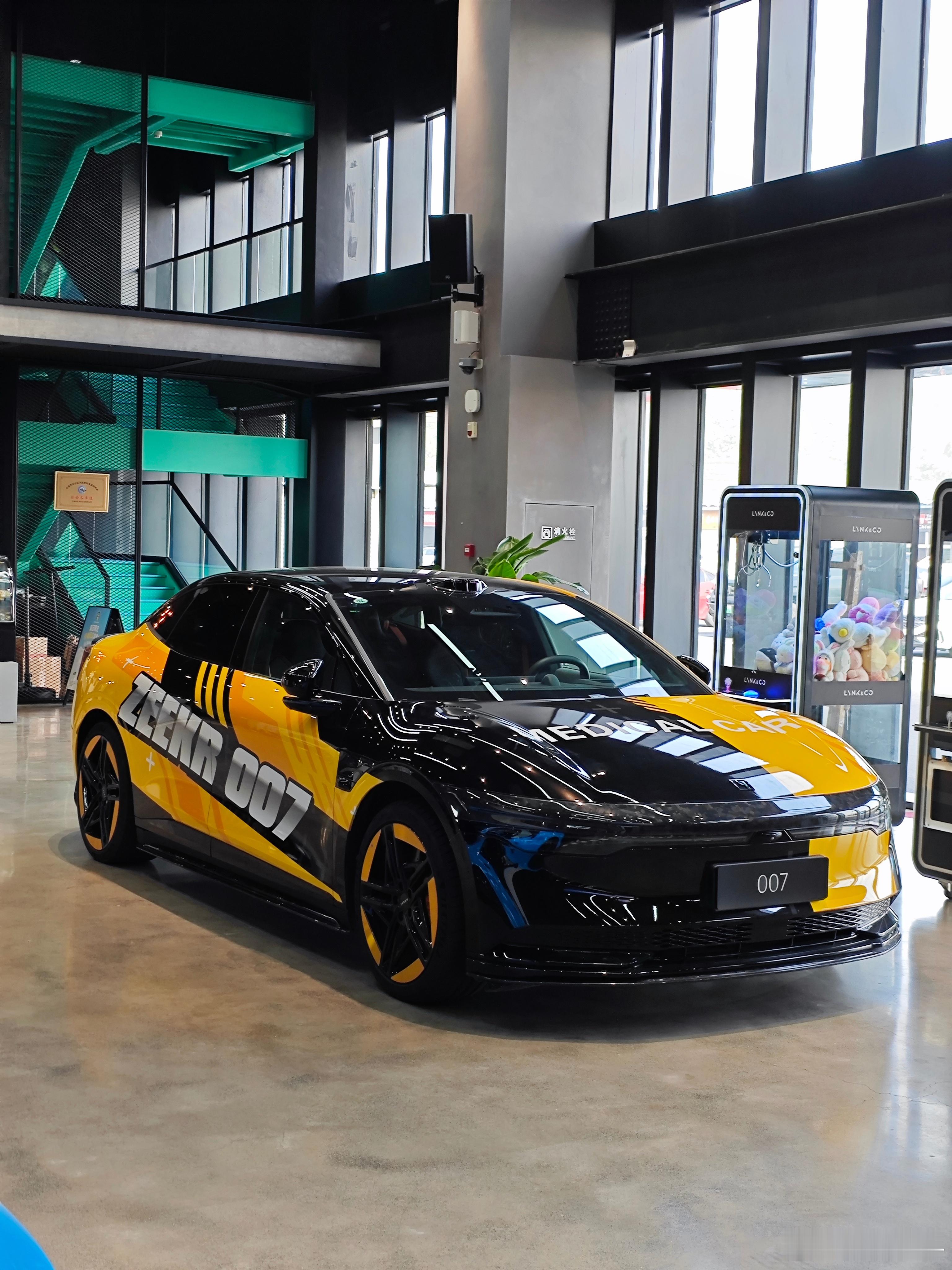 上次在宁波国际赛车场的MEC领克汽车运动体验中心看到的医疗车——极氪007。 宁