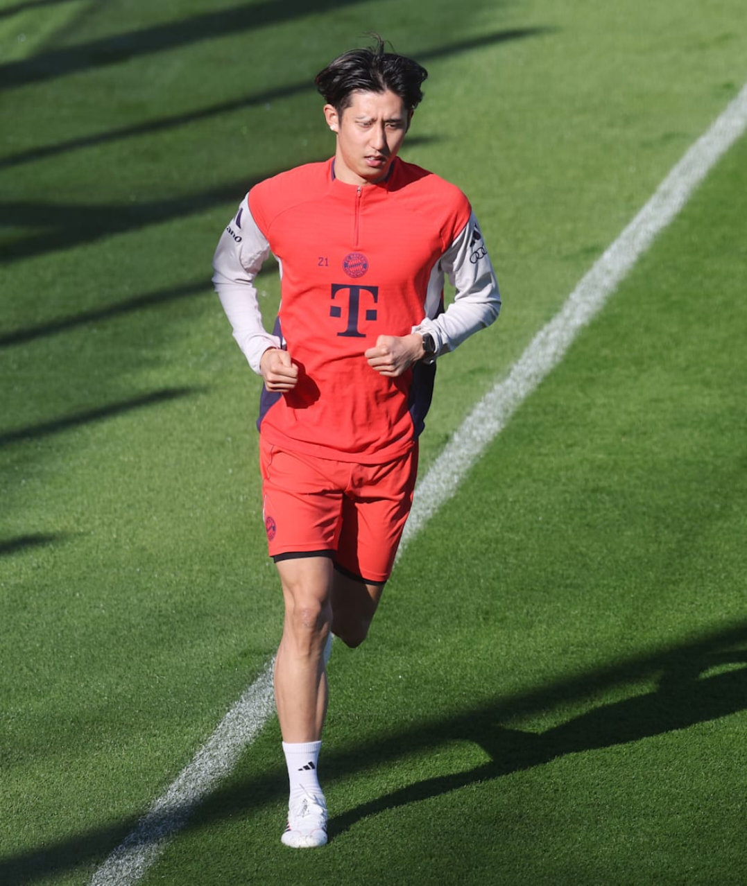 伊藤洋辉昨天回归训练，这是他自大腿拉伤以来首次亮相。[图片报] 