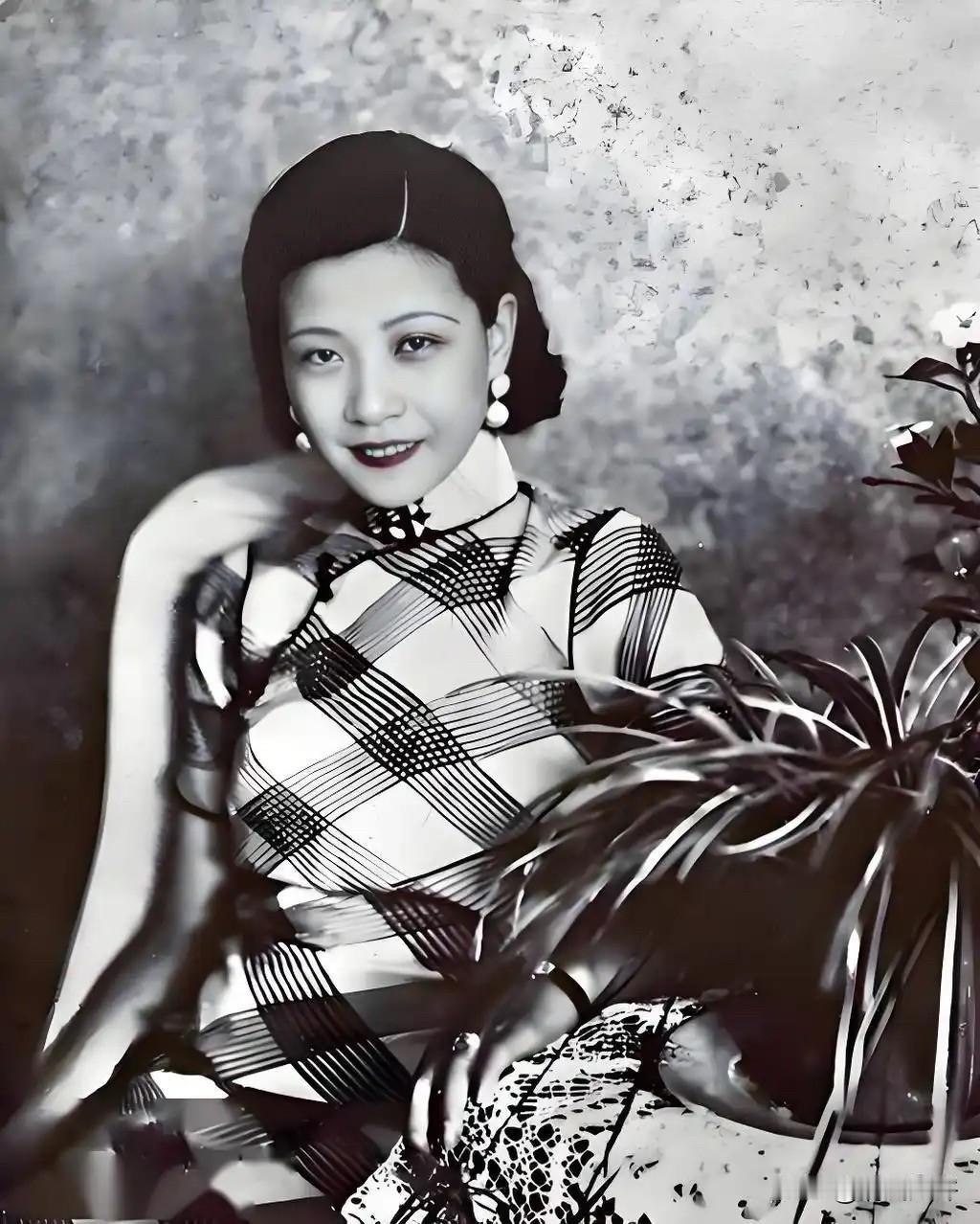 香港街头死了一个白发乞妇，行人拨开她的乱发才认出：她竟是1926年中国第一"电影