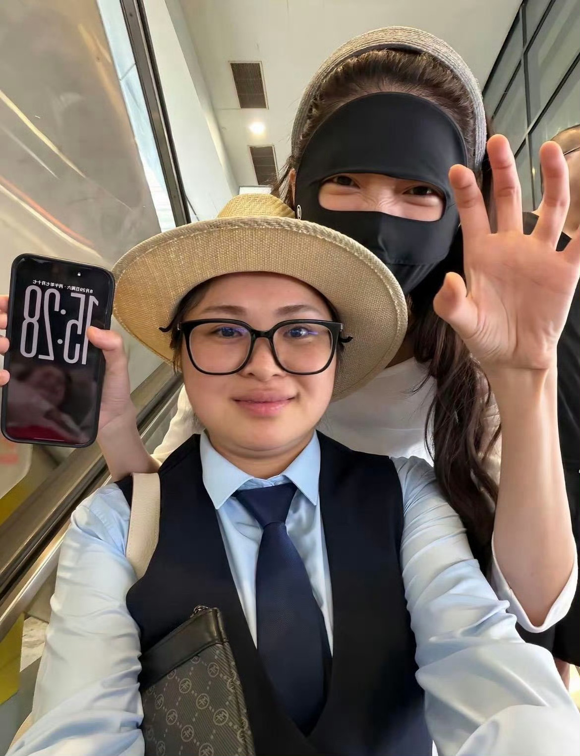 方圆接机阿爆之前不是说只是不一起合拍了吗？怎么就成两个人闹矛盾了，现在看两个人背