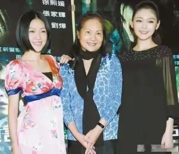 没想到呀，出手让徐妈清醒的，竟然会是她的小女儿小s，人家一家去澳洲旅游没带s妈，