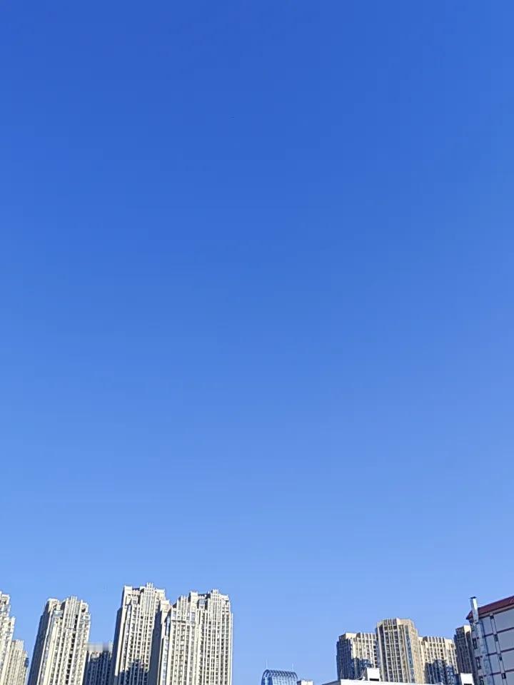 昆明的天际线确实特别漂亮！夏日平均22℃的昆明，盘龙江穿城而过，市中心的天际线独