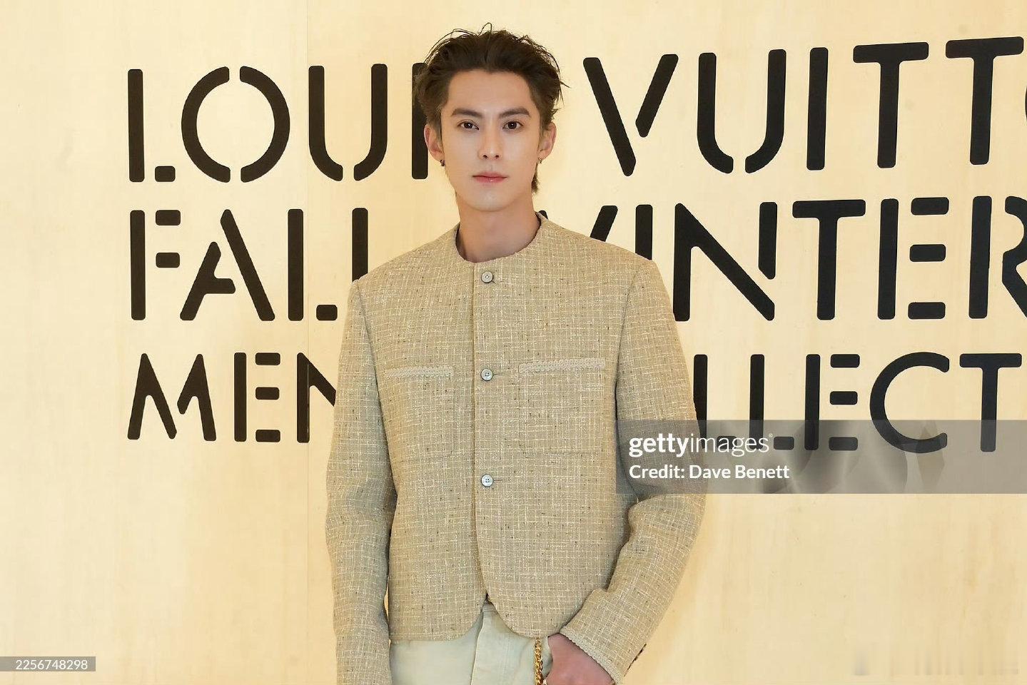 王鹤棣扛住G社镜头王鹤棣米色套装王鹤棣扛住G社镜头，哇塞，