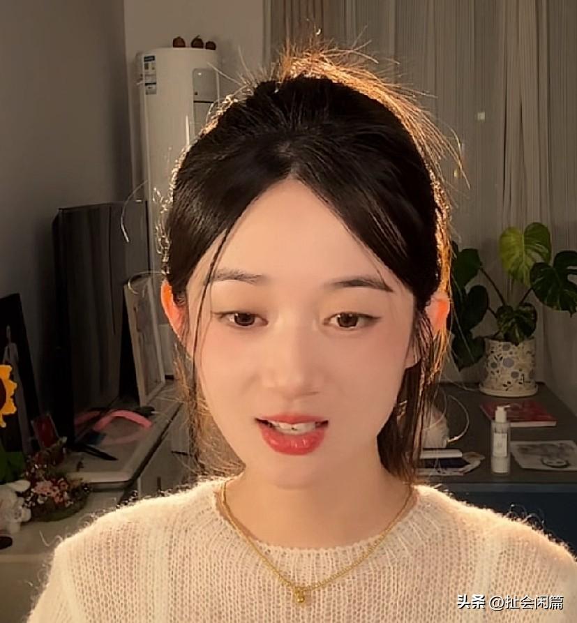 德云鼓曲社青年演员张婉怡，本名张钰麟，是王惠的徒弟，专攻白派京韵大鼓。

来天津