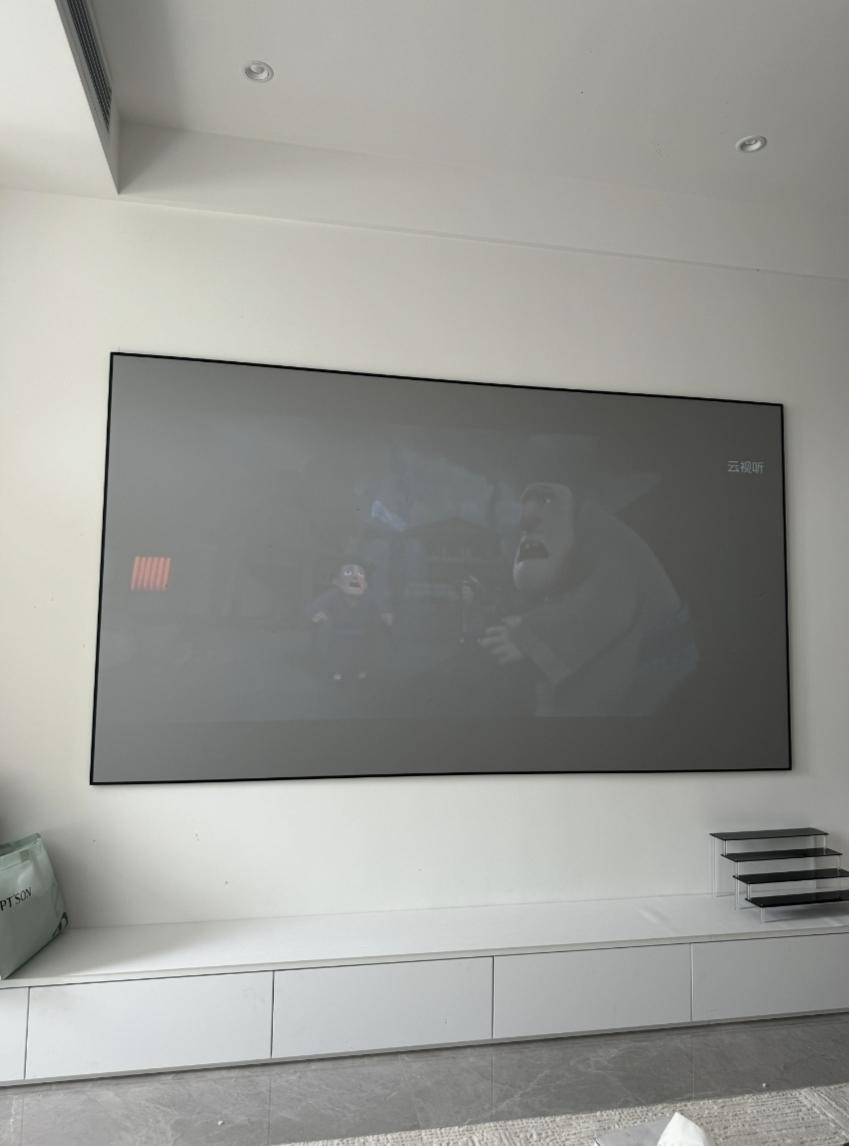 新买的投影仪咋这样啊？

刚到手的新投影，投着试了一下，画面怎么灰蒙蒙的？
字体