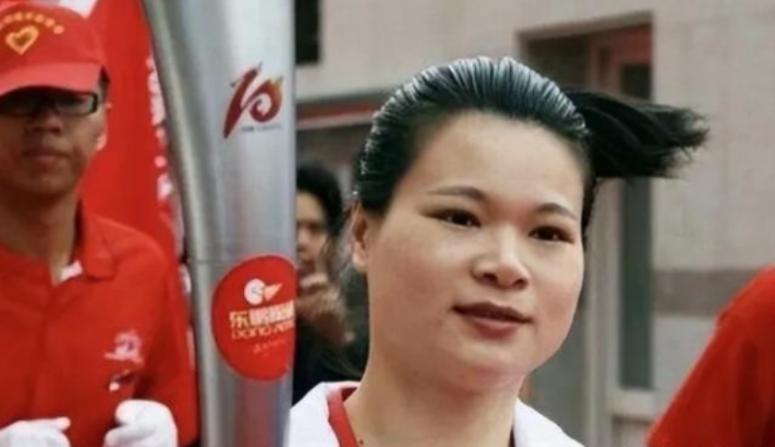 她是中国培养的奥运冠军，退役后却339万卖掉所有金牌，随后一转身，她带着家人，举