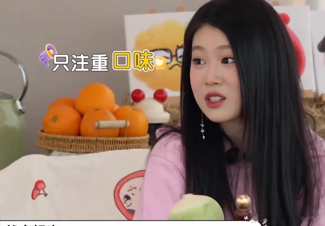 小沈阳和女儿去录制《毛雪汪》，沈佳润问李雪琴：“猎奇炒年糕，你吃过吗？” 李雪琴