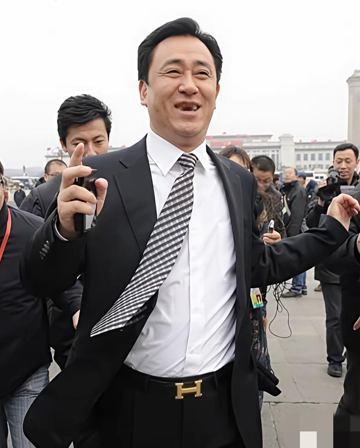 照片来源于2012年全国政协会议期间的一张抓拍照片——许家印匆忙入场时西装掀起，
