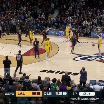 湖人输给骑士30分詹姆斯直接回更衣室了 没有和骑士球员握手骑士球员杰隆泰森被问到