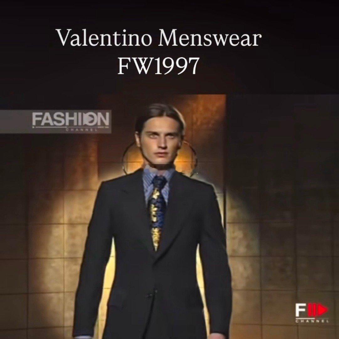 来继续回顾那些了不起的秀场，Valentino Menswear FW1997这