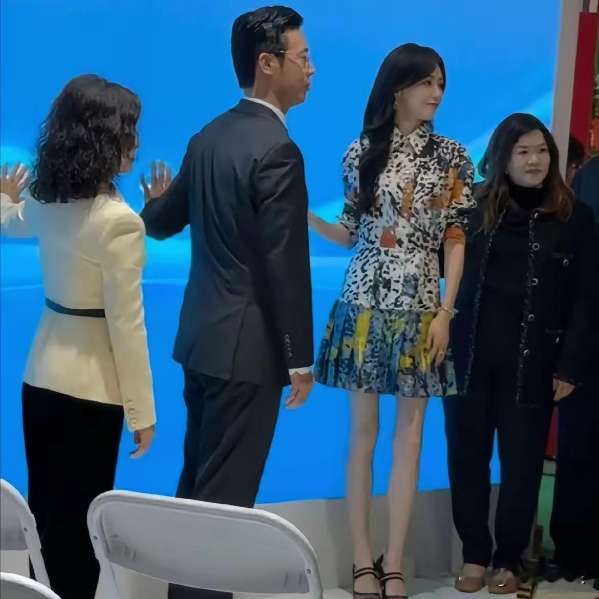 瘦就等于美？
看到腿细得像麻杆的唐嫣，你还这么认为吗？
难怪她出席活动啥的都总爱