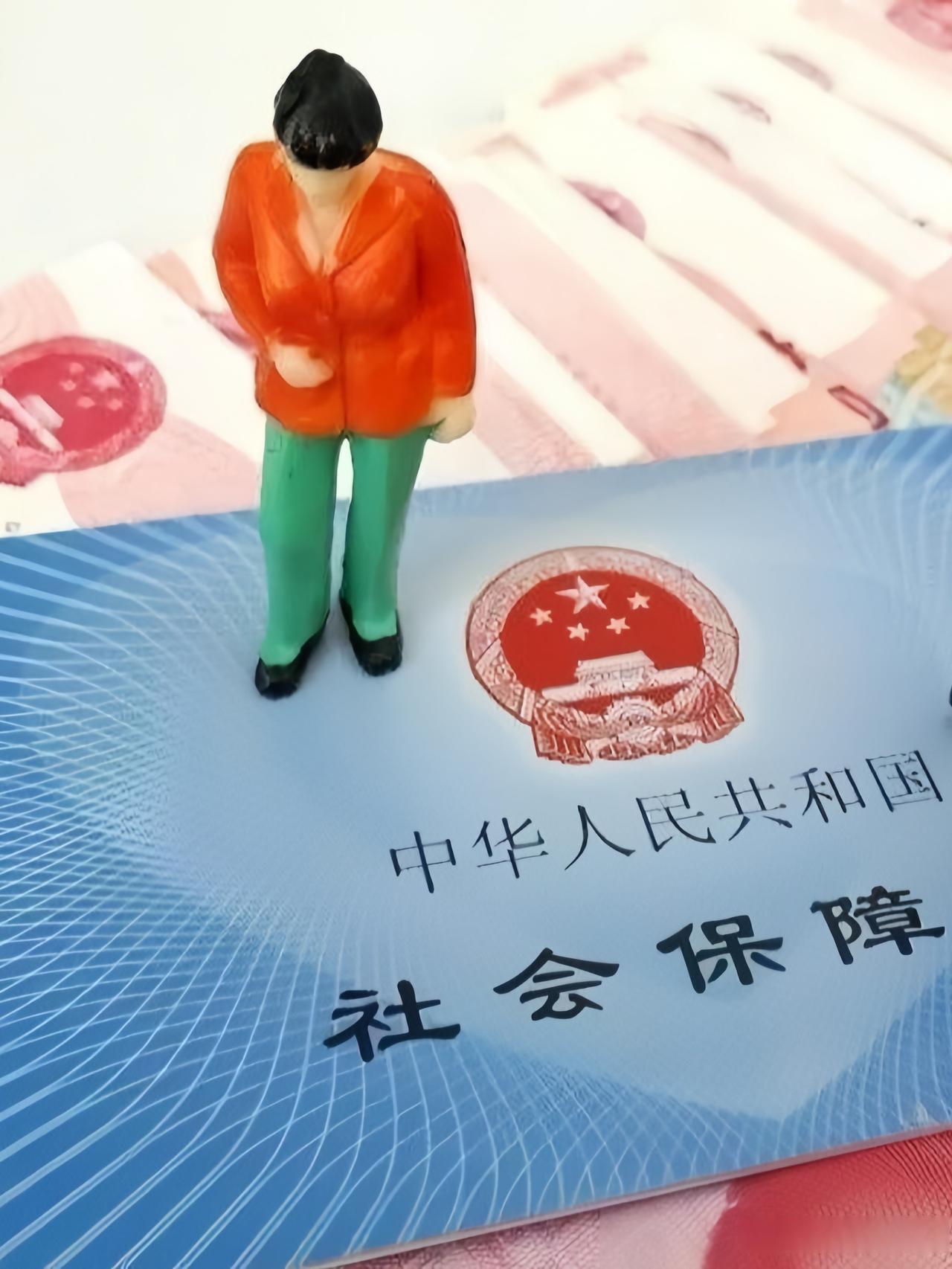 七月末的养老政策舆论场里，很多退休老人频繁刷到各类精致的养老金红头文件截图，画面