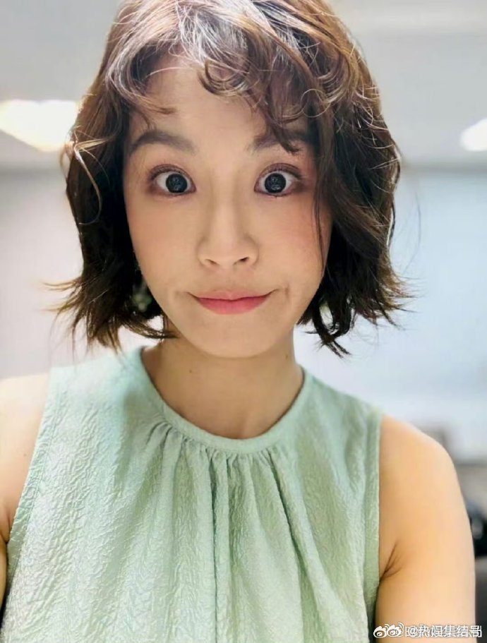 曾沛慈逆天比例曾沛慈的腿浪姐直播普通穿搭都被曾沛慈穿出高级感，直播镜头里一双长腿