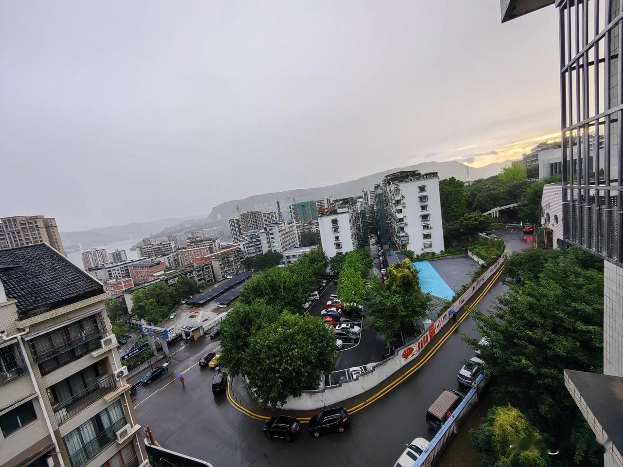 今天早上，万州区城区大部分地方下雨，而却在江南新区五桥方向天空是太阳，真是东边太