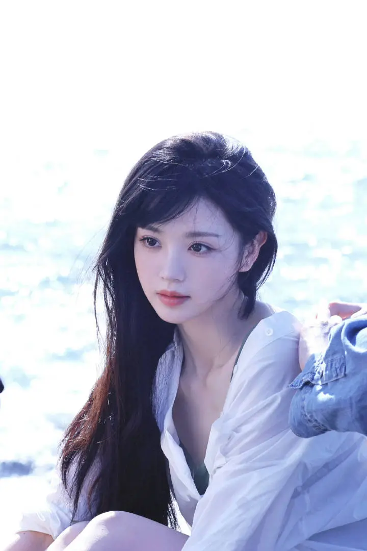 田曦薇：沐浴在阳光下的美人鱼🧜‍♀️。