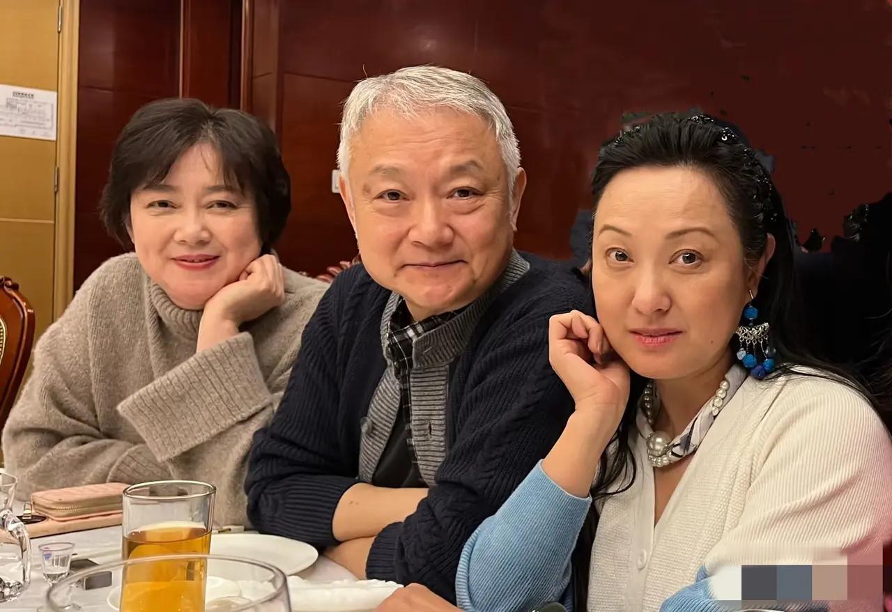 这三位都是演员吗？中间那位很眼熟，就是想不起来了他是演谁的？