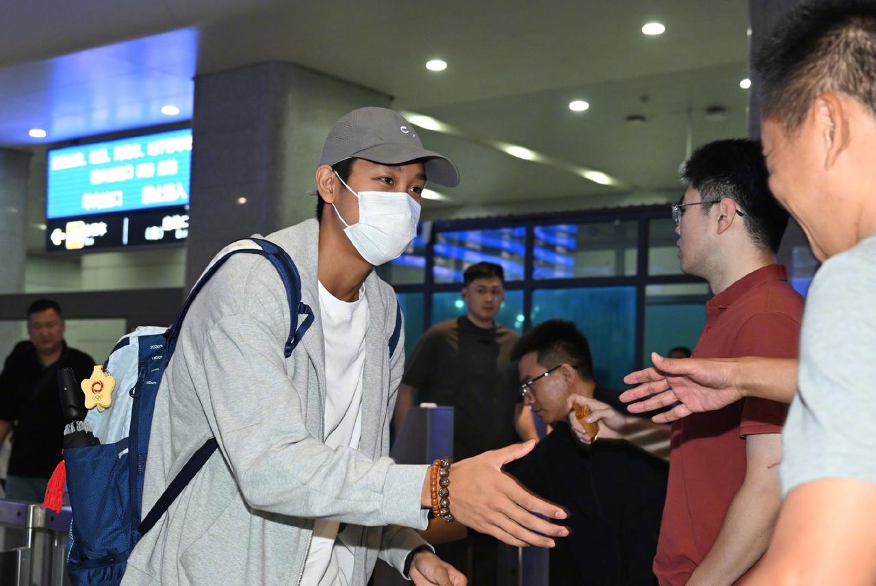 亚运7金王张展硕回国第一件事，不是和朋友一起庆贺，也不是外出休闲旅游，而是回到山