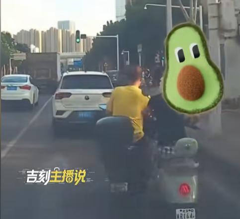 “简直坏透了！”近日湖北武汉，一名女子骑电动车去上班，身后的男子嫌她骑车速度慢，