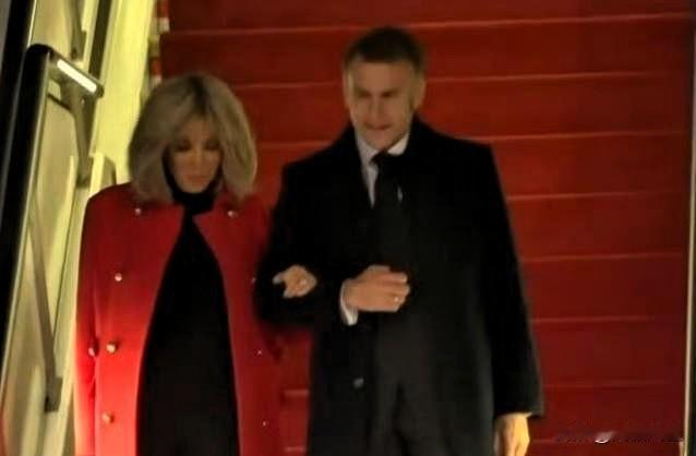 法国总统马克龙抵达北京，这次携夫人布丽吉特、带领大队人马，包括六位部长（外交部长